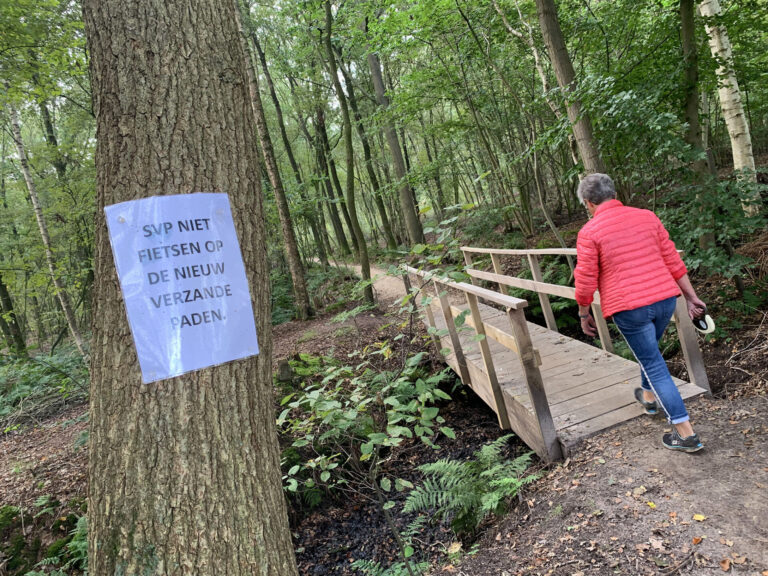 Afwatering verbeterd bij het verzanden van de paden